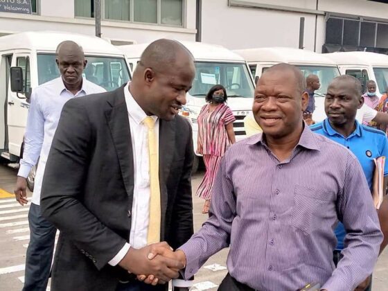 Le PDG des entreprises GMD et BIC sarl échangeant ici avec Yacouba Koné , le vice président des entreprises de transport de la région du Gbêkê