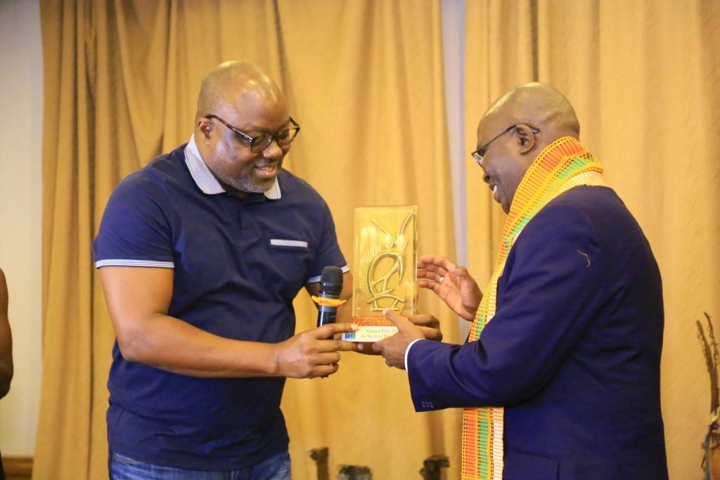 Wakili Alafé remet le Grand prix du Secteur Halieutique à Mamadou Touré, le Dg de Sdmg