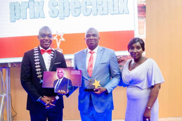 Prix spécial du parrain de la convention locale 2022 de Ousmane Coulibaly, Directeur Général du Guichet Unique du Foncier de Côte d'Ivoire.