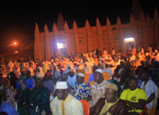 Les fidèles musulmans suivant ici le prêche de l'Imam Sogodogo