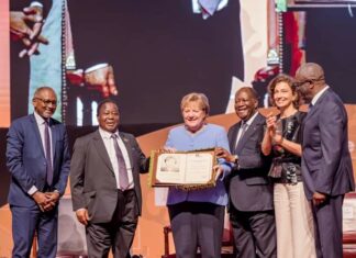 Côte d'Ivoire : L'ex-Chancelière allemande Angela Merkel reçoit son prix à Yamoussoukro