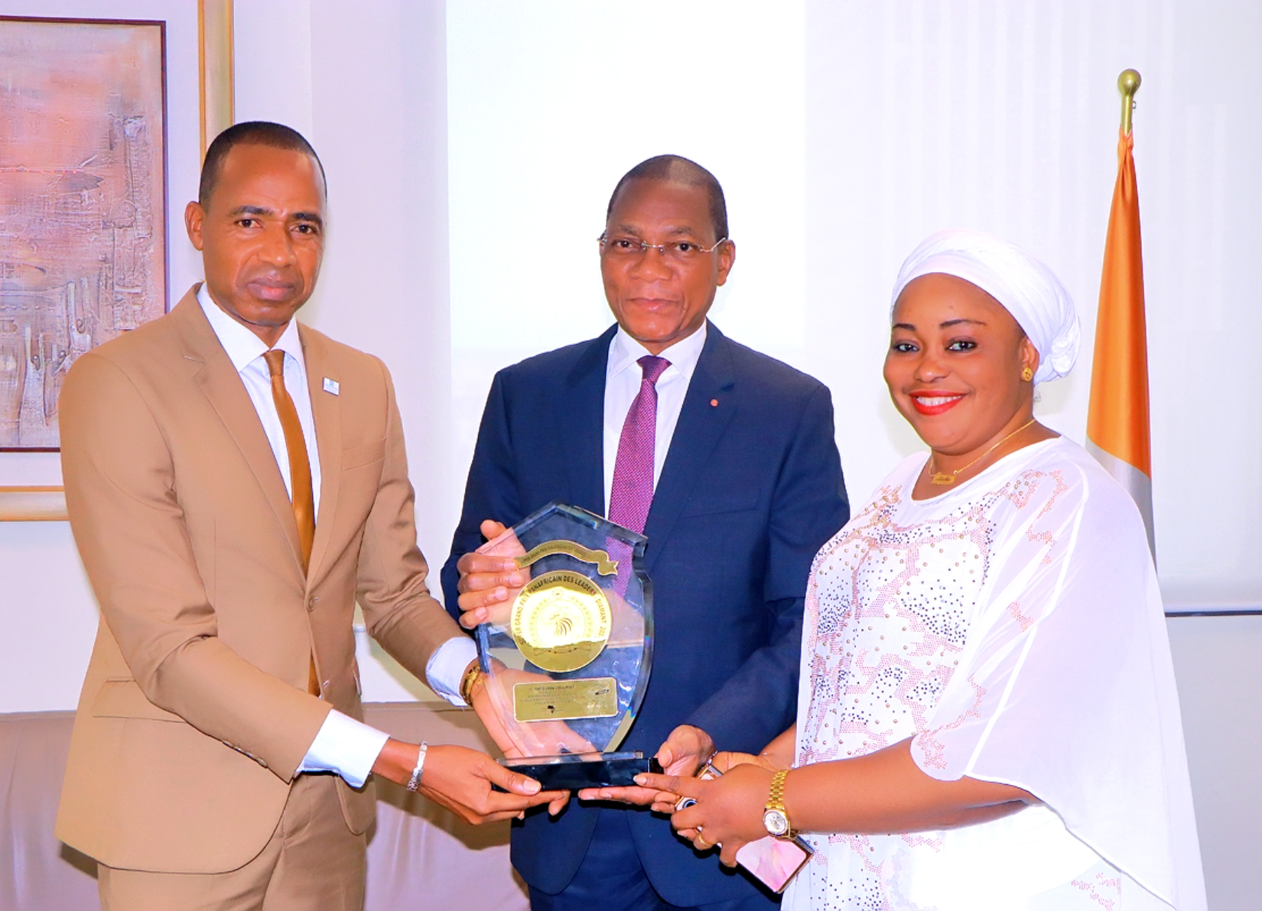 Immobilier en Côte d'Ivoire : Yamoussa Coulibaly présente son trophée