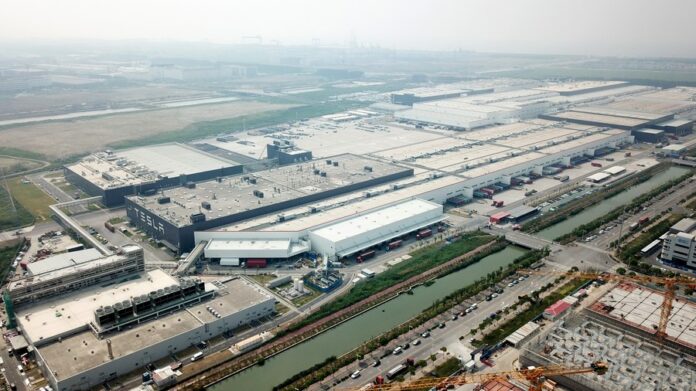 En visite à la méga-usine Tesla de Shanghai en Chine , Elon Musk fait ...
