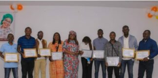 Plusieurs journalistes ont reçu des certificats de reconnaissance à cette occasion - Crédit photo : Afrique54/Stéphane Beti